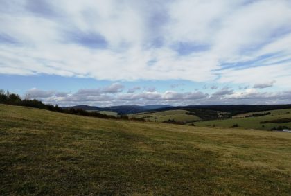 Widok na Grab z drogi na cmentarze wojenne w Ożennej
