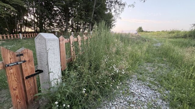Cmentarz wojenny nr 111 w Racławicach 6 miesięcy po generalnym "remoncie".