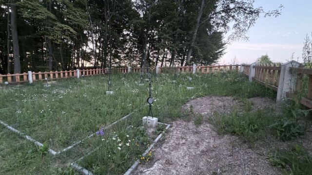 Cmentarz wojenny nr 111 w Racławicach 6 miesięcy po generalnym "remoncie".