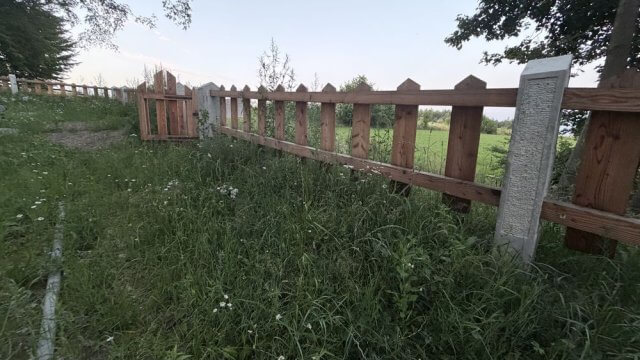 Cmentarz wojenny nr 111 w Racławicach 6 miesięcy po generalnym "remoncie".