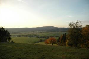 Widok ze skraju lasu pod cmentarzem.